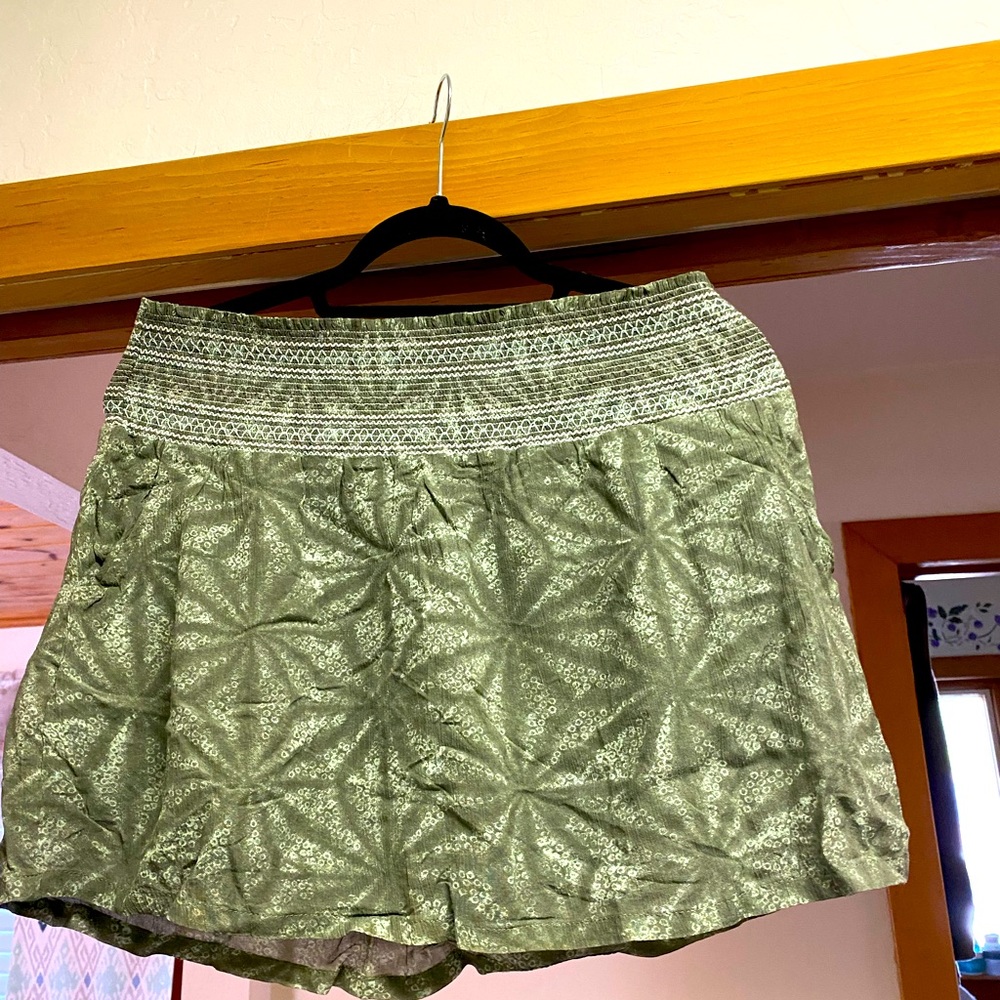NWOT Lightweight And Lined Mini Skirt With Elastic Waistline.